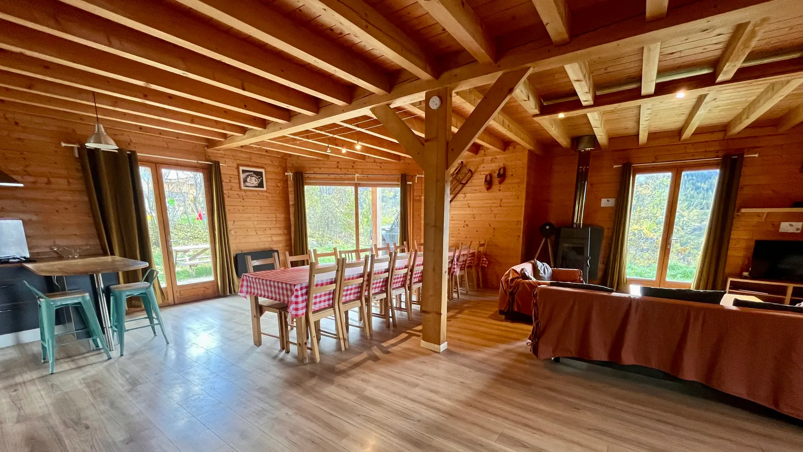 Grande table de seize couverts dans la salle à manger du chalet, aux Orres